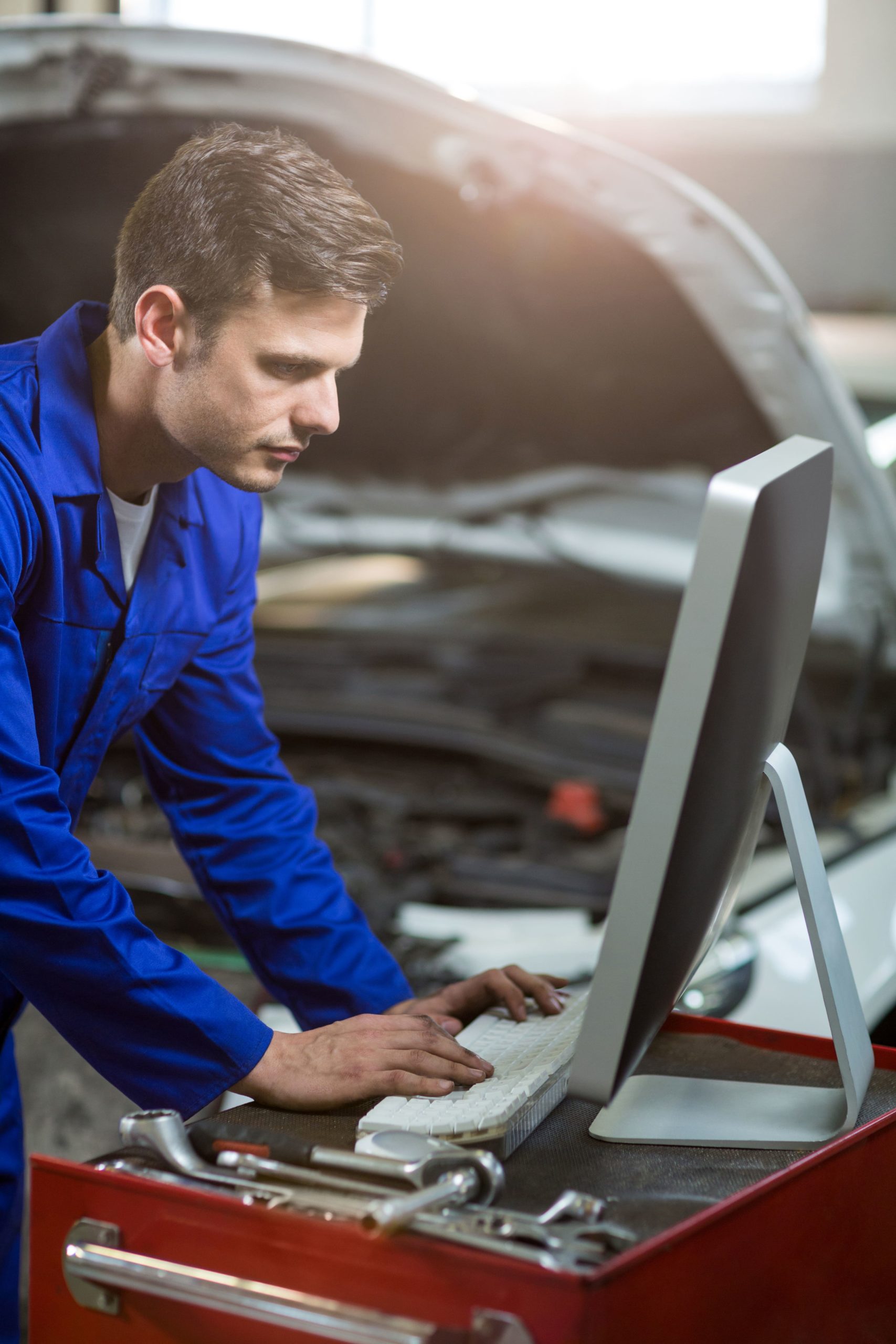 mechanic-working-computer-min